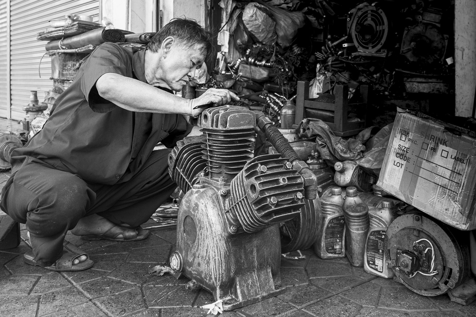 Automechaniker in Bangkok, schwarzweiss